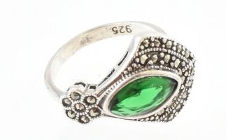 Ezüst(Ag) legyezős gyűrű markazittal és zöld kővel, jelzett, méret: 53, bruttó: 4,2 g