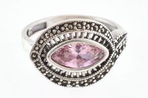Ezüst(Ag) ovális gyűrű rózsaszín kővel, jelzett, méret: 56, bruttó: 4,1 g