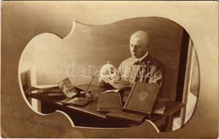 1909 Bánffyhunyad, Huedin; Lakatos Andor orvostanhallgató saját fényképe egy koponyával / medical student with skull. photo (Rb)