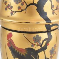 Japán, lakkozott fa italos készlet. Shaker, hat talpas pohár. Kézzel festett, jelzett, apró lepattan...