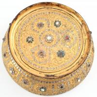 Lakkozott fa tálka. XIX. sz. India. Üveggyöngyökkel, kézzel festett, laparonyozott, kopott, repedése...