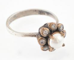 Ezüst(Ag) virágos gyűrű gyöngy díszítéssel, jelzett, méret: 54, bruttó: 3,7 g