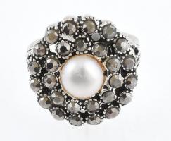 Ezüst(Ag) gyűrű tenyésztett gyönggyel, jelzett, méret: 60, bruttó: 7,2 g