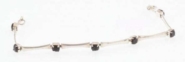 Ezüst(Ag) karkötő gránátokkal, jelzett, bruttó: 4,4 g