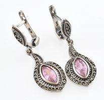 Ezüst(Ag) csepp alakú fülbevalópár rózsaszín kővel, jelzett, h: 4 cm, bruttó: 7,9 g