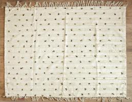 Marokkói berber fali szőttes, szőnyeg. Réz pénzekkel az ördög és ártó szellemek ellen. Gyapjú, kézzel szőtt. 160x200 cm / Moroccan berber wall carpet. Wool with copper coins aginst harmful spirits. 200x160 cm