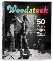 Daniel Bukszpan: Woodstock. 50 years of peace and music. Foreword by Melanie. Principal photography by Amalie R. Rothschild. Watertown, 2019., Imagine! Angol nyelven. Gazdag képanyaggal illusztrált. Kiadói egészvászon-kötés, kiadói papír védőborítóban.