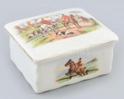 Victoria jelzett porcelán bonbonier, matricás lovaspóló jelenettel, kopásnyomokkal, 9x7,5 cm