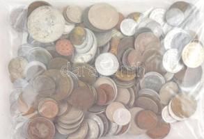 Vegyes, főleg 1960 előtti magyar és külföldi érmetétel ~1kg súlyban T:vegyes Mixed Hungarian and foreign coin lot, mostly before 1960 (~1kg) C:mixed