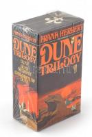 cca 1970-1980 Frank Herbert: The Complete Dune Trilogy. 1. köt.: Dune. 2. köt.: Duna Messiah. 3. köt.: Children of Dune. Box set. hn., én., nyn. Amerikai kiadás. Angol nyelven. Eredeti kiadói kartontokban, kiadói papírkötések, bontatlan kiadói zsugorfóliában, használatlan, gyűjtői állapotban.