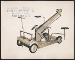 cca 1940 Camera Equipment Co. New York, amerikai filmes felszereléseket forgalmazó cég &quot;Fearless Panoram Dolly&quot; típusú mozgatható kameraállványa (kamerakocsi); nagyméretű, a hátoldalon feliratozott, pecséttel jelzett fotó, szélén néhány apró sérüléssel, 25x20 cm / Camera Equipment Co. NYC &quot;Fearless Panoram Dolly&quot; cinema camera dolly, large-size vintage photo, with minor damage on the edges