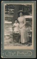 cca 1910 Nő gyermekével, keményhátú fotó Breuer E. és Fia (Városliget / Máriaremete) Adria műterméből, 10,5×6,5 cm