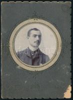 1909 Mai és Társa. Férfi fotója, különleges kinyitható fényképtartóban 13x9 cm
