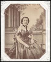 1857 Veress Ferenc, Kolozsvár. Nő fotója, nagy méretű papírkép, papír keretben, a fotós saját kezű a...