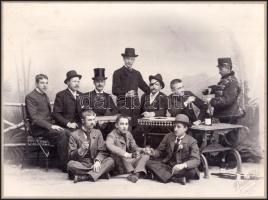 cca 1900 Divald Károly, Eperjes: mulatozó társaság nagy méretű fotója kartonon 35x29 cm