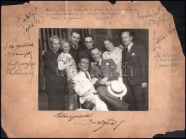 1935 Áldor Dezső csoportképe, színészekkel. Nagy méretű csoportkép aláírásokkal: Dajka Margit, Latabár Kálmán, Fejes Teri, stb. Szignált. ROssz állapotban, hiányos karton. 39x30 cm