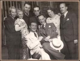 1935 Áldor Dezső csoportképe, színészekkel. Nagy méretű csoportkép aláírásokkal: Dajka Margit, Latab...