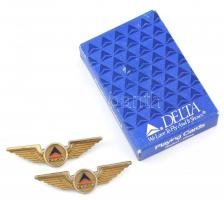 Delta Airlines 2 db kitűzője, valamint Delta Airlines kártya bontatlan csomagolásban.