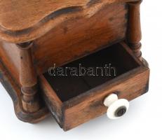 Régi fa kávédaráló, m: 29 cm