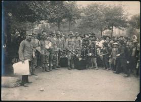 cca 1914-1918 Mozgósítás Budapesten, a tábori konyhákban megmaradt ételek szétosztása, hátoldalon feliratozott fotó, sarokhiány, 11×16 cm