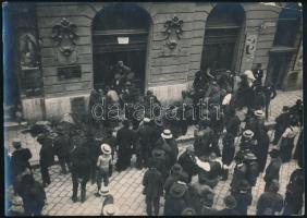 cca 1914-1918 Mozgósítás Budapesten, fölszerelés az utcákon, hátoldalon feliratozott fotó, sarkán törésnyom, 11×16 cm