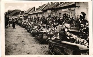1938 Fülek, Filakovo; bevonulás, virágokkal díszített tankok, üzlet / entry of the Hungarian troops, tanks decorated with flowers, shop (EK)