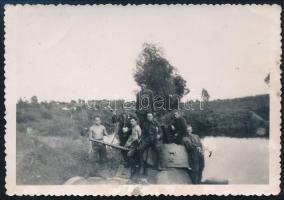 cca 1940 Magyar katonák zsákmányolt szovjet T-26 harckocsival, fotó, hátoldalán feliratozva, 9x6 cm / Hungarian soldiers with captured Soviet T-26 tank, photo