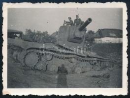 cca 1940 Magyar katonák zsákmányolt szovjet KV-2 harckocsival, fotó, 8x6 cm / Hungarian soldiers with captured Soviet KV-2 tank, photo