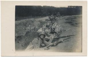 ~1917 Osztrák-magyar rohamcsapat katonái a lövészárokban szuronyos puskákkal / K.u.k. Sturmbaon / WWI Austro-Hungarian military, assault soldiers in the trench. photo