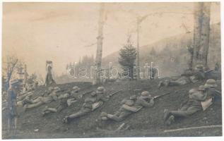 ~1918 Lázár kapitány az osztrák-magyar Sturm századával, rohamista katonák fedezékben / K.u.k. Sturmbaon / WWI Austro-Hungarian military, assault soldiers in cover. photo (fl)