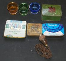 Kis nosztalgia tétel, benne: 4 db reklámos fémdoboz és egy fafaragású villanykapcsoló + 3 db színes mécsestartó