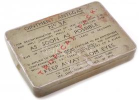 1943 Ointment Anti-Gas No. 3A, mérgező gázok (mustárgáz) elleni bőrkenőcs az amerikai hadsereg katonái számára, fémdoboz, alján használati utasítással, tetején Tropical Pack felülnyomással. Kopásnyomokkal, kisebb horpadással, 11x8 cm / U.S. Military anti-gas skin ointment against toxic gases (mustard gas), tin box, with Tropical Pack overprint on the top, slightly worn