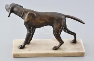 Jelzés nélkül: Vadat álló német vizsla. Öntött, patinázott bronz. Márvány talapzaton, m: 20 cm, h: 3...