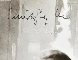 Sir Christopher Lee (1922-2015) brit színész aláírása egy őt ábrázoló werkfotón, a Drakula c. film w...