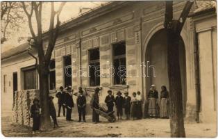 Palánka, Backa Palanka; házépítés, talicska téglarakás / house construction. Ladislaus V. Peterfy Kunstphotograph photo (EM)