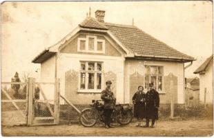 Debrecen, Anduska József képesített kőművesmester motorkerékpárral a saját háza előtt a Jánosi utca 64. szám alatt, katonatiszt. photo (EK)