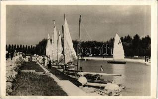 1943 Balatonkenese, vitorlások verseny előtt. Csákvári felvétele