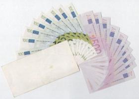 36db-os minibankjegy, utalvány, reklám és bankjegy formájú röplap tétel, két darabhoz gyöngy tűzve T...