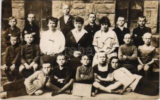 1922-24 Budapest XI. Váli úti iskola V. osztályos tanulóinak csoportképe, tabló. photo (fl)