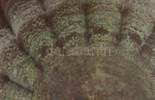 Antik pakisztáni dísztál, kalapált, áttört vörösréz, alján és talapzatánál lyukkal, jelzett, korának...