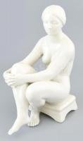 Pátzay Pál (1896-1979): Női akt. Fehér mázas porcelán. Jelzett, korának megfelelő állapotban. m: 28 cm