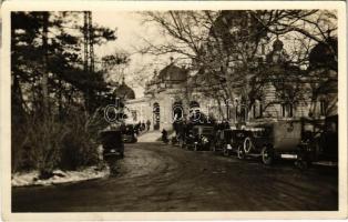 Budapest XIV. Korcsolyázó Egylet Csarnoka, műjégpálya, várakozó automobilok