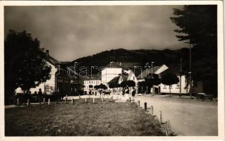 Rahó, Rachov, Rahiv, Rakhiv; Fő utca, kocsma, gyógyszertár, Kamfer (?) Izrael üzlete. Feig Bernát kiadása / main street, beer hall, shop, pharmacy