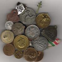 Érdekes kitüntetés, emlékérem, kitűző, jelvény, bárca  hagyaték-tétel 1873-tól főleg magyar 20kül. db régi fém szivarkásdobozban  T:vegyes