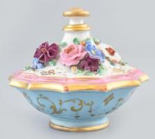 Antik parfümös, plasztikus virágokkal, porcelán, jelzés nélkül, restaurált, m: 9 cm