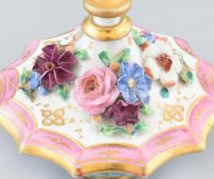 Antik parfümös, plasztikus virágokkal, porcelán, jelzés nélkül, restaurált, m: 9 cm