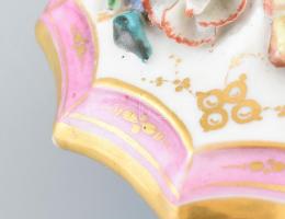 Antik parfümös, plasztikus virágokkal, porcelán, jelzés nélkül, restaurált, m: 9 cm