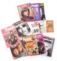 1975-200 9 újság, a címlapokon a Beatles tagjaival, bennük róluk szóló újságcikkekkel, fotókkal, részben John Lennon haláláról emlékező számokkal, valamint 1 számmal George Harrison haláláról. Közte: People 1975. ápril. 21, People 1976. ápril. 5., Time 1980. dec. 22., People 1980. dec. 22., Newsweek 1980. dec 22., People 1987. jun. 22., Music Connection. 1989. nov. 27.-dec 10., Pulse 2001 dec., Entertainment Weekly 2001. dec. 24. + 3 könyv:  John Lennon: The writing Beatle John Lennon. In his own writ and a spaniard in the works. New York, 1967., Signet Book. Angol nyelven. Kiadói papírkötésben. + A. C. Bhaktivedanta Swami Prabhupada 2 könyve: bennük beszélgetéssel John Lennon-nal és George Harrison-nal.