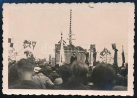 cca 1940 Beszéd egy országzászló előtt, fotó, 6×9 cm