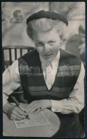 Mednyánszky Ági (1927-2015) színésznő, fotó, sarkain törésnyomok, 17×10,5 cm